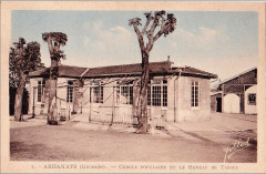 Carte postale ancienne Cercle Populaire et le Bureau de Tabacs
                                                                     à Arbanats
                                