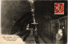 Carte postale ancienne Vue Intérieure d'une gare souterraine du Métropolitain
                                                                     à Paris
                                