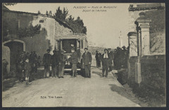 Plaissan autobus route de Montpellier 1922 - Archives départementales de l'Hérault - FRAD034-2FICP-01664-00001