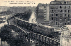 Carte postale ancienne Vue générale du Métropolitain Boulevard de Grenelle, vers Passy
                                                                     à Paris 15e
                                