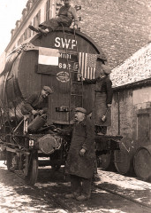 Bercy, sur un wagon-foudre fête de l'abolition de la prohibition aux Etats Unis 1933 -
													75 Paris
												