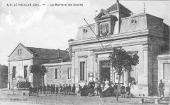 Carte postale ancienne Le Haillan La Mairie Et Les Ecoles  (cliché rare
                                                                     au Haillan
                                