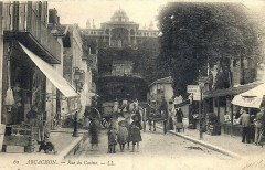 Carte postale ancienne La Rue du Casino
                                                                     à Arcachon
                                