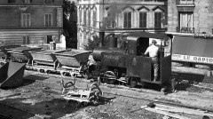 Vandewalle N° 28, a Decauville 0-4-0 with a train of skips during reconstruction work in Paris -
																					92700 Colombes
																			