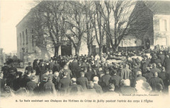 La foule assistant aux obsèques des victimes du crime de Jully