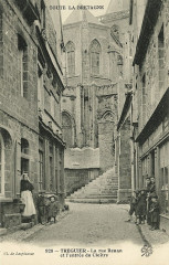 Tréguier - Rue Renan et l'entrée du Cloître à Tréguier