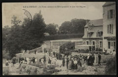 Ile-de-Bréhat - foule assistant au débarquement le jour des régates à Île-de-Bréhat