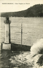 Plérin - Vague au phare à Plérin