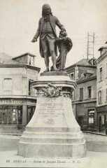 Statue Jacques Daviel Bernay