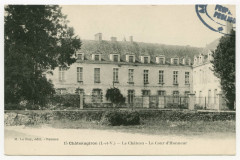 15 Châteaugiron (I.-et-V.) - Le Château - La Cour d' Honneur.