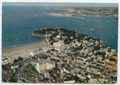 Dinard (I.-et-V.) - V. 150 - La grande plage et Saint-Malo à l'horizon.