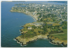 Dinard - La Belle/The Beautiful - Vue GENERALE/General View - Au 1er plan, le Centre de thalassothérapie - Plus loin, la Grande Plage - in the first 