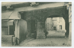 75  Dol. - Pilier et Porche d'ancien Monastère (XVe siècle).