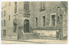 4707. Fougeres - Entrée de l'Hôtel-de-Ville G. F.