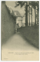 Fougeres. - Chemin de ronde devant les Remparts Nord - La Tour Desnos (XIVe siècle).