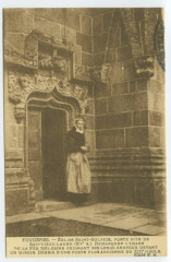 Fougeres. - Eglise Saint-Sulpice, porte dite de Saint-Guillaume (XVe siècle). Remarquer l'image de la fée Mélusine peignant ses longs cheveux devan