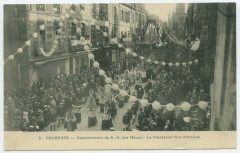 9. Fougeres - Couronnement de N.-D. des Marais - La Procession Rue Nationale.