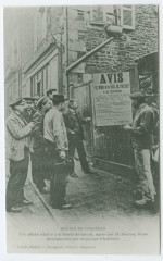 Greves De Fougeres - Une affiche relative à la liberté du travail, signée par M. DesRUEs, Maire et commentée par un groupe d'habitants.