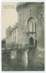 2. - Les Iffs (I.-et-V.). Château de Montmuran. Le Pont-Levis et l'Entrée.