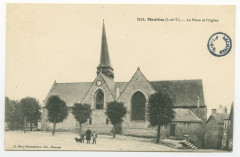 Carte postale ancienne 2415. Moulins (I.-et-V.) - La Place et l'Eglise.
                                                                     à Moulins
                                