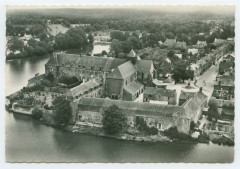 Paimpont (I.-et-V.), vue aérienne de l'Abbaye et de la Rue principale. -
													35 Ille et Vilaine
												
