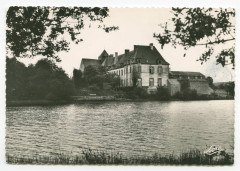 Paimpont (I.-et-V.), L'Etang et l'Abbaye érigée au XIIe siècle.