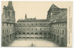 Carte postale ancienne 4689. Redon (I.etV.). - Institution St-Sauveur. - La Cour intérieure -  Cloître Richelieu XVII°siècle.
                                                                     à Redon
                                