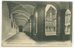 4688 Redon (I.etV.). - Institution St-Sauveur - Cloître Richelieu XVII° siècle ; au fond, Tour Romane de l'Eglise.