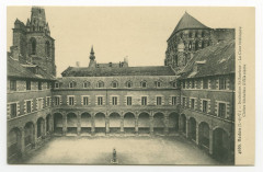 Carte postale ancienne 4689. Redon (I.etV.). - Institution St-Sauveur. - La Cour intérieure -  Cloître Richelieu XVII°siècle.
                                                                     à Redon
                                