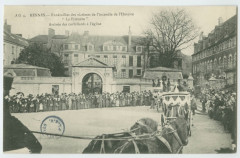 4. - Rennes - Funérailles des victimes de l'incendie de l'Hospice La Piletière . Arrivée des corbillards à l'église.