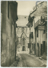 23. - Le Vieux Rennes. - La Rue Derval prise de la Rue St-Georges. Cette Rue existait dès le XV° siècle. Le Cimetière de St Germain se trouvait ju