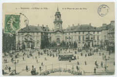2. - Rennes - L'Hôtel de Ville et la Place un jour de Fête.