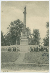 Le Thabor. Colonne monumentale dite de Vanneau-Papu. 
Un groupe d'enfants à son pied.