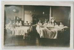 Groupe d'enfants alités et de religieuses dans un hôpital (Saint-Yves?).