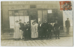 [RENNES. - Groupe de personnes, dont un militaire, posant devant l' atelier de reliure E.micault. Relieur-DOREUR]