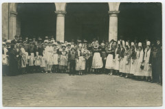 [RENNES, Fête. - Ensemble de groupes folkoriques dans une cour devant des piliers.]