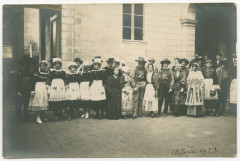 [RENNES, Fête du 13 juin 1923. - Ensemble de groupes folkoriques dans une cour.]