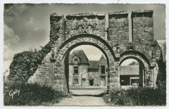 6 - Saint-Jean-sur-Couesnon (I.-et-V.) - Le château de la Dobiais et la Porte de l'ancien Pont-Levis (XVIe siècle)