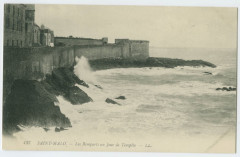 137 -  Saint-Malo - Les remparts un jour de tempête - Ll.
