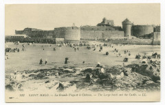 122  Saint-Malo -La grande plage et le château. The large beach and the castle.