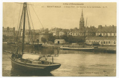507  Saint-Malo - L'avant-port - Le clocher de la cathédrale.