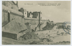 82  Saint-Malo - Les remparts XVe siècle. La porte des Champs-Vauverts.