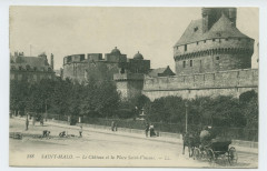 128  Saint-Malo - Le château et la place Saint-Vincent.