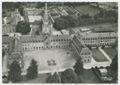 St-Pern (I.-et-V.) - Vue aérienne du Noviciat des Petites Soeurs des Pauvres. 21241 - La Tour St-Joseph - Entrée d'Honneur. -
													35 Ille et Vilaine
												