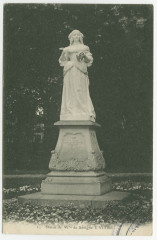 1. Statue de Mme de Sévigné à Vitré.