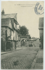 119. Vitré (I.etV.).- L'ancien bourg Saint-Gilles, actuellement Rue de Paris.