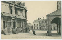 82.- Vitré  - Vieilles maisons de la Halle aux grains. Nd photo.