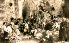 Le Beaucet Pèlerins et clergé à la source de Saint-Gens
