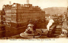 25 Valence, La Place de la Republique et l'Hotel de la Croxi d'Or (NBY 1152) -
													26 Drôme
												