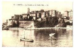 Carte postale ancienne Corse Haute-Corse Bastia La Citadelle et la Vieille Ville animé bateaux
                                                                     à Bastia
                                